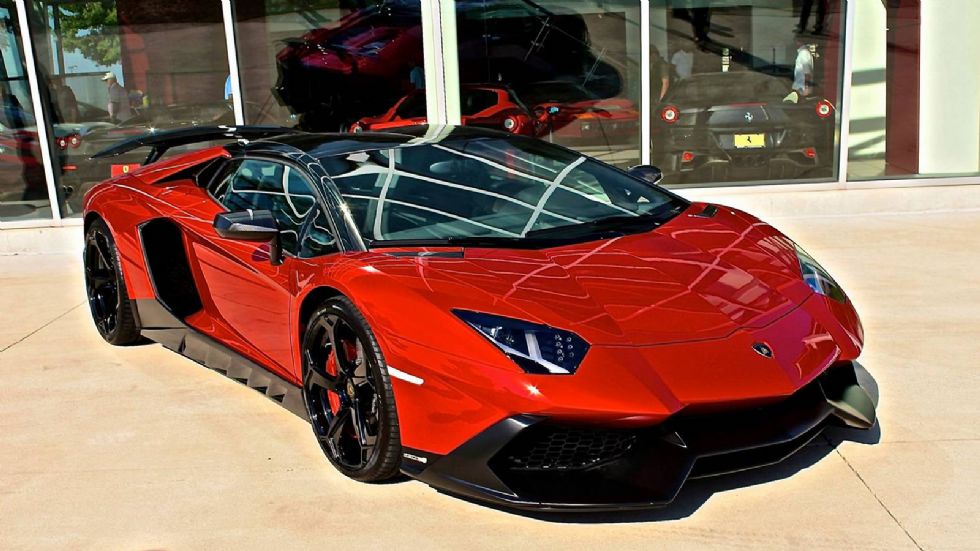 H Aventador Roadster φοράει το bodykit Torado, το οποίο εντείνει κατά πολύ το δυναμικό σχεδιασμό του αμαξώματος. 